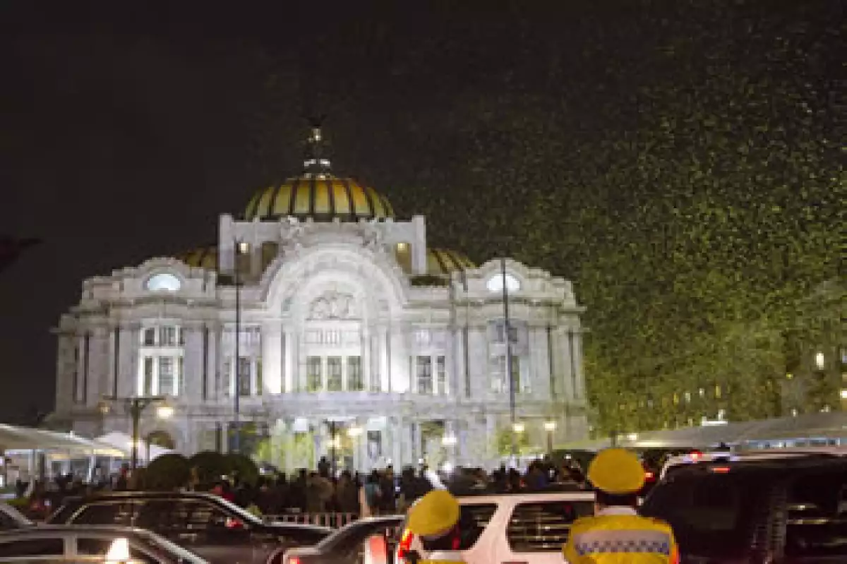 Al finalizar los discursos, algunos asistentes arrojaron al aire figuras de papel de mariposas amarillas. (Foto: Cuartoscuro)