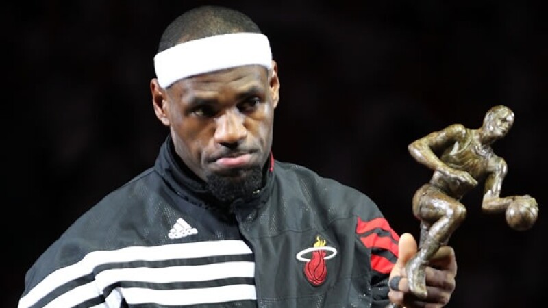 LeBron James recibe el trofeo al jugador más valioso