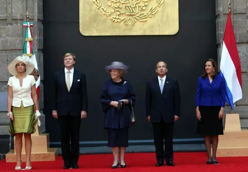 El presidente Felipe Calderón Hinojosa dio la bienvenida a la reina Beatrix de los Países Bajos, y a sus altezas reales el príncipe de Orange Willem-Alexander y la princesa Máxima.