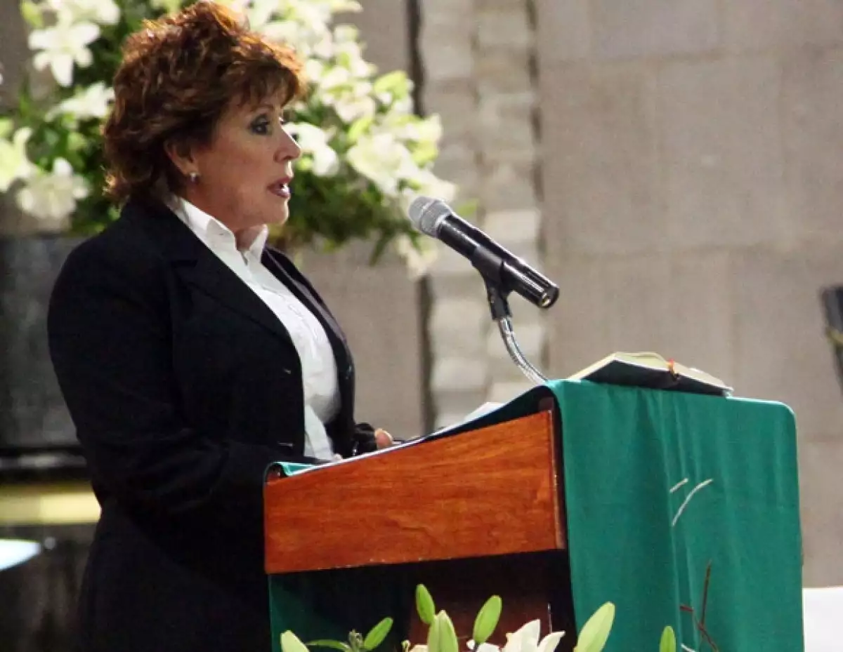 Ayer por la noche la actriz convocó a una misa en memoria de su mamá la señora Yolanda Miranda quien murió hace un mes. A la iglesia asistieron amigos y familiares.