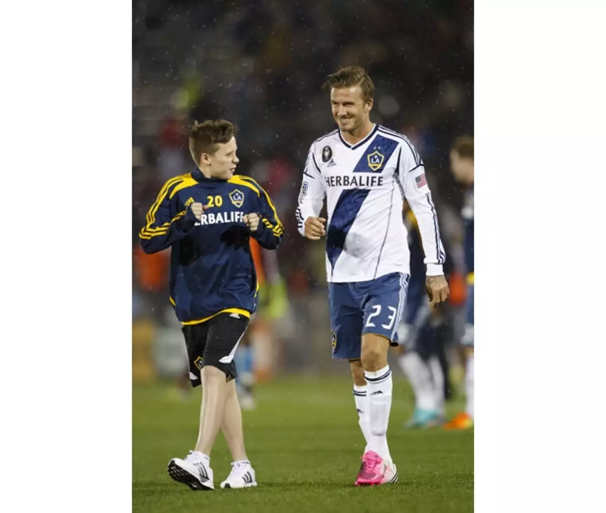 El Sportsmail reveló que el hijo mayor de los Beckham de 13 años asistió a una prueba para formar parte del club inglés sub 14 de la Liga Premier.