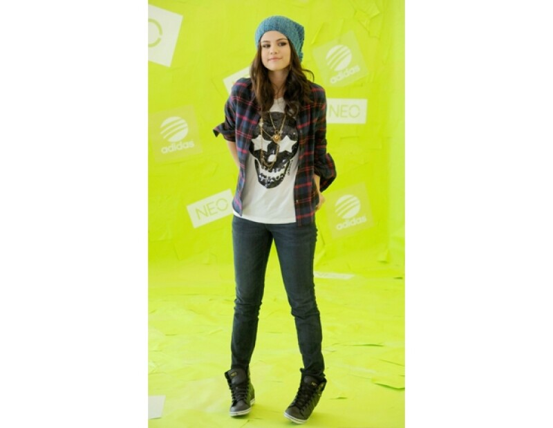 Selena Gomez juega con el look de camisa a cuadros y jeans.