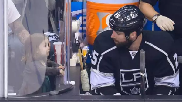 El clan inglés, junto al actor estadounidense y su hijo, asistieron a un partido de hockey donde la pequeña Beckham y su papá robaron suspiros con un tierno beso.