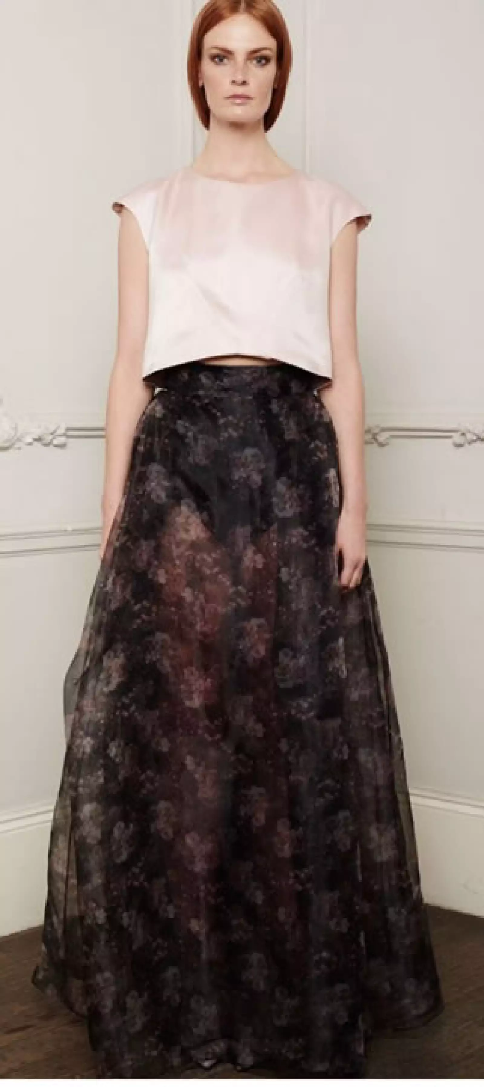 Esta falda de Alexia Ulibarri de la colección Carlota es ideal para una boda de noche en esta temporada. Compleméntala con un top negro o un cuello de tortuga.