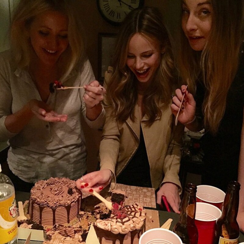 Esta imagen de las amigas compartiendo un pastel en la reunión fue publicada por Calvin Harris. quien aparentemente se encontraba ahí pero no apareció en ninguna imagen.