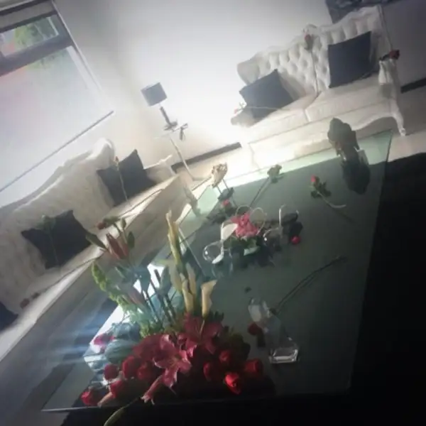 También le añadió arreglos florales