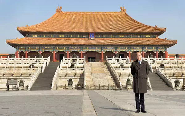 A su llegada a China, el esposo de Kate Middleton se tomó fotos de turista.