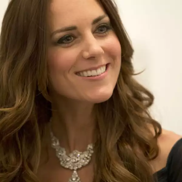 El maquillaje de Kate nunca es exagerado ni para las galas a las que acude, aquí en el evento del `London´s National Portrait Gallery´ con el pelo suelto y las puntas marcadas y maquillaje de ojos delineados y un ligero smokey eye.
