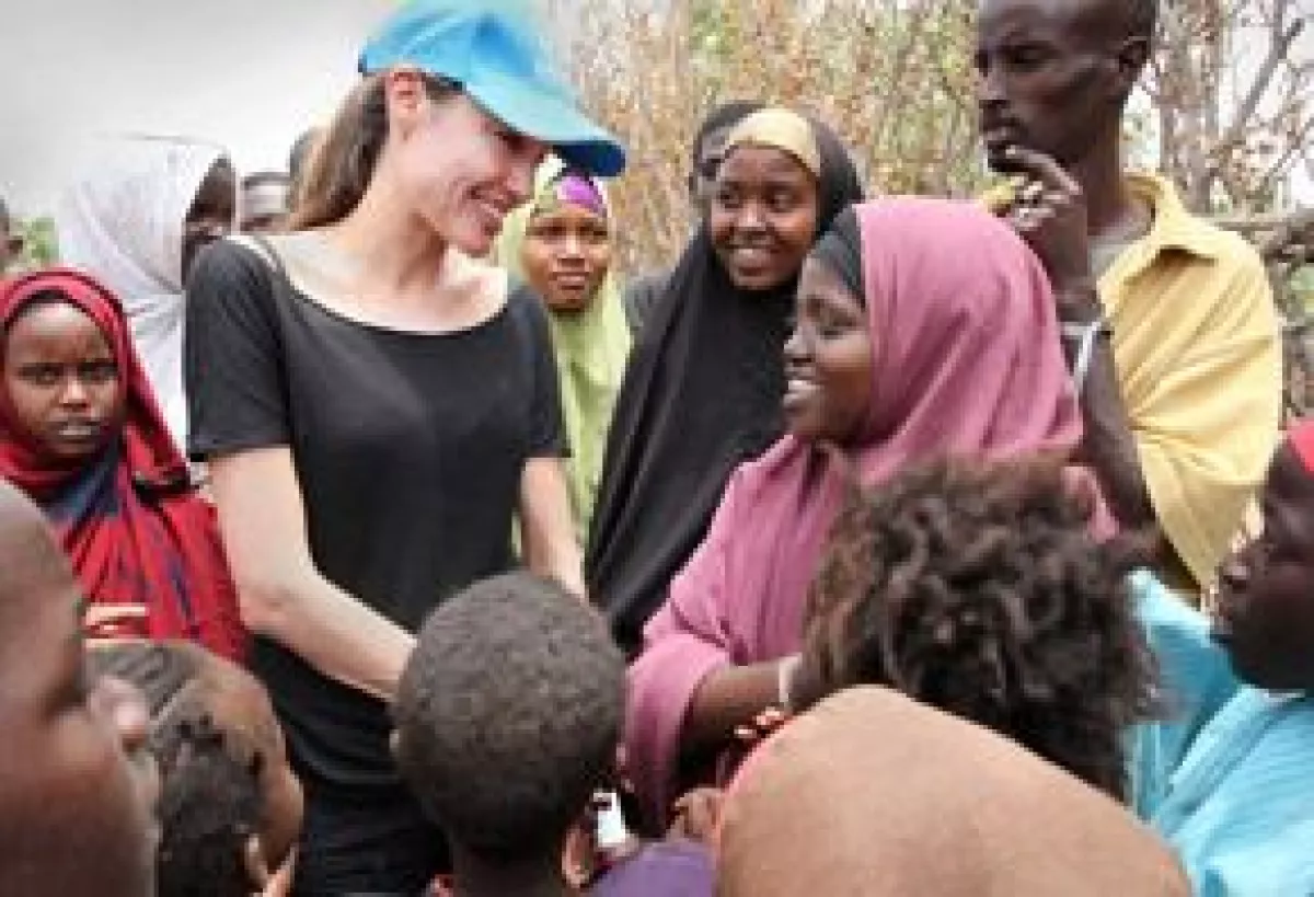 Durante su visita, la esposa del también actor Brad Pitt acudió a uno de los tres campamentos que en conjunto dan refugio a más de 285 mil personas.