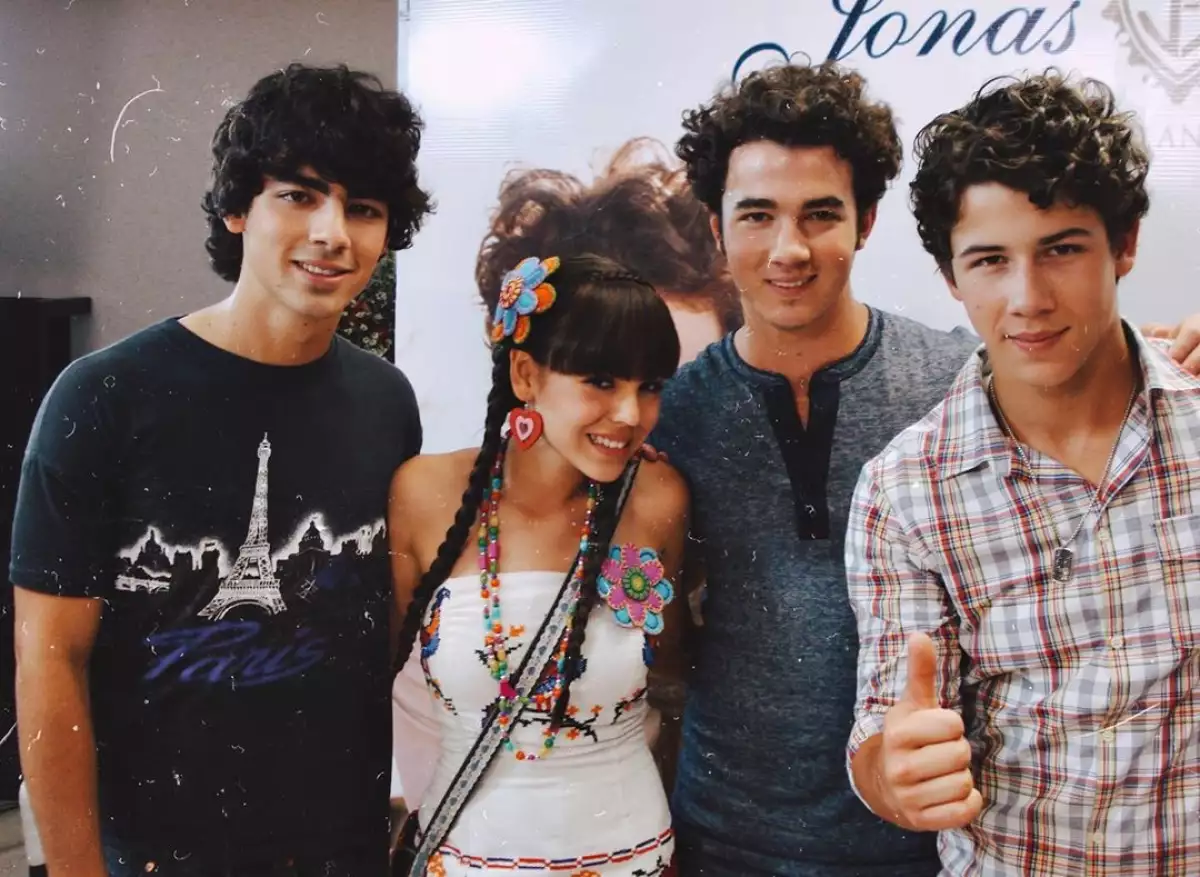 danna-paola-jonas.jpg