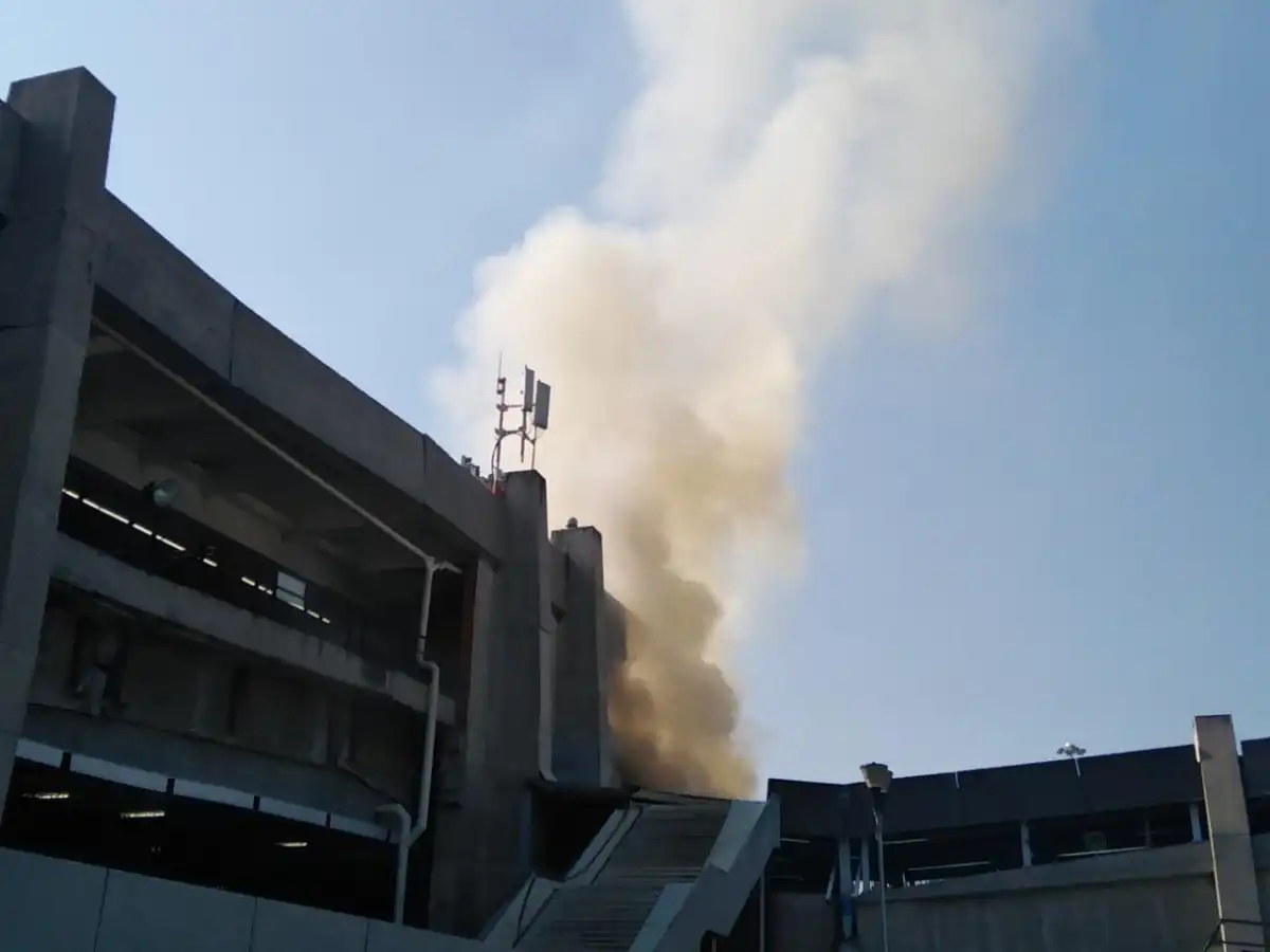 Desde el exterior se aprecia una intensa columna de humo que también afecta a los pasillos de interconexión con las  líneas 1 y A