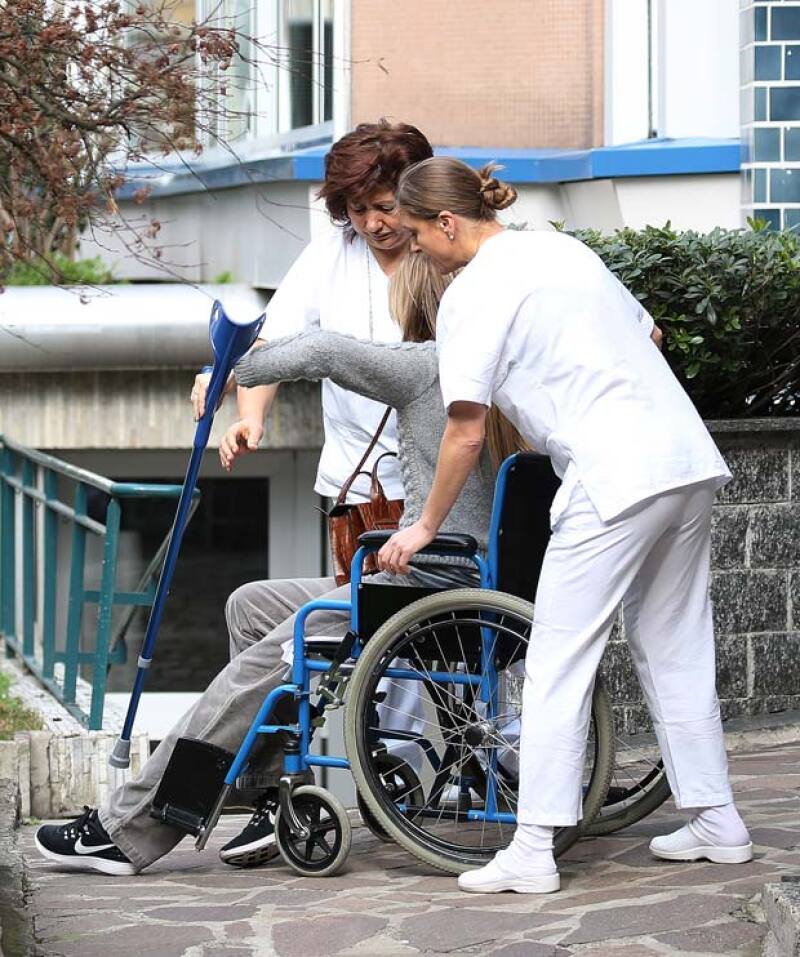 La esposa de Pierre Casiraghi fue captada saliendo de un hospital en Milán en silla de ruedas.