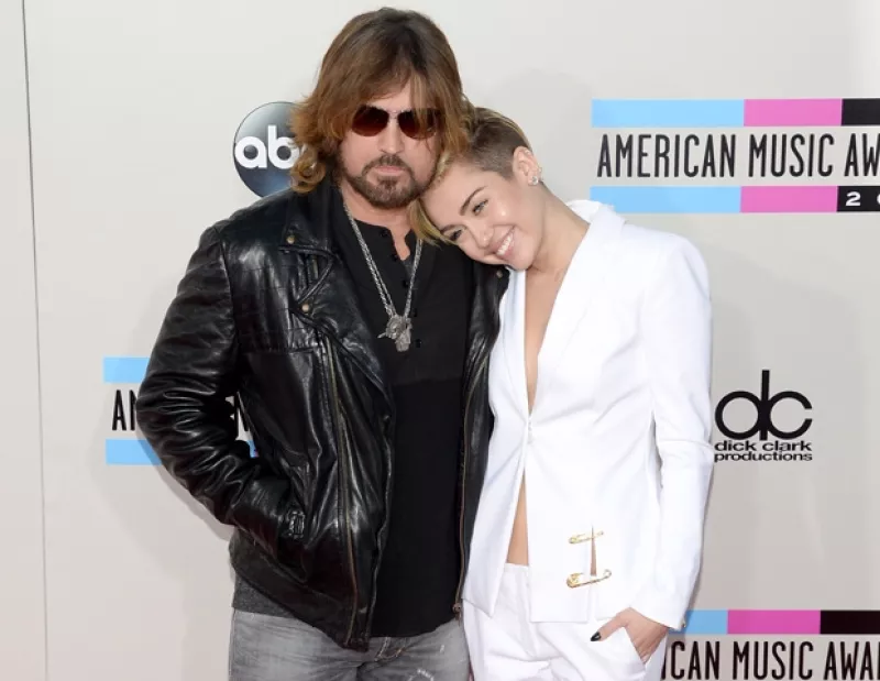 El famoso cantante de música country, Billy Ray Cyrus, tomó Twitter para dar la noticia, aunque no especificó cuál de sus hijos lo convertirá en abuelo.