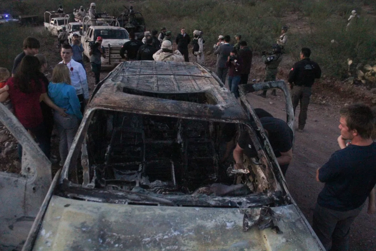 BAVISPE, SONORA, 05NOVIEMBRE2019.- Miembros del ejército y parientes de la familia LeBarón, permanecen en el sitio donde el día de ayer fueron atacados miembros de esta familia. En el lugar aún se observan los automóviles calcinados y los restos de las víctimas.
FOTO: NACHO RUIZ /CUARTOSCURO.COM