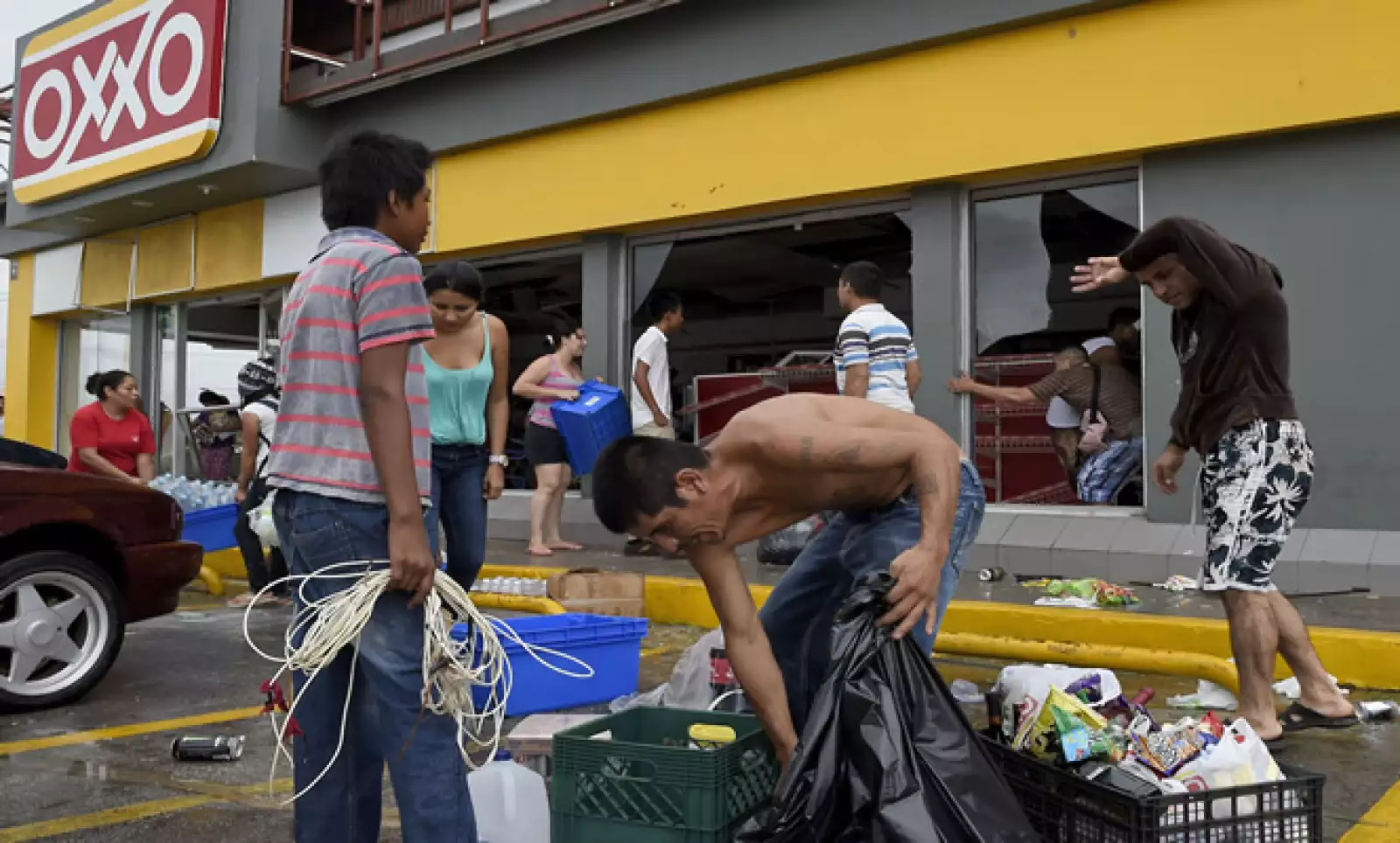 Esta imagen muestra los saqueos a las tiendas de la marca OXXO, propiedad de la empresa FEMSA.