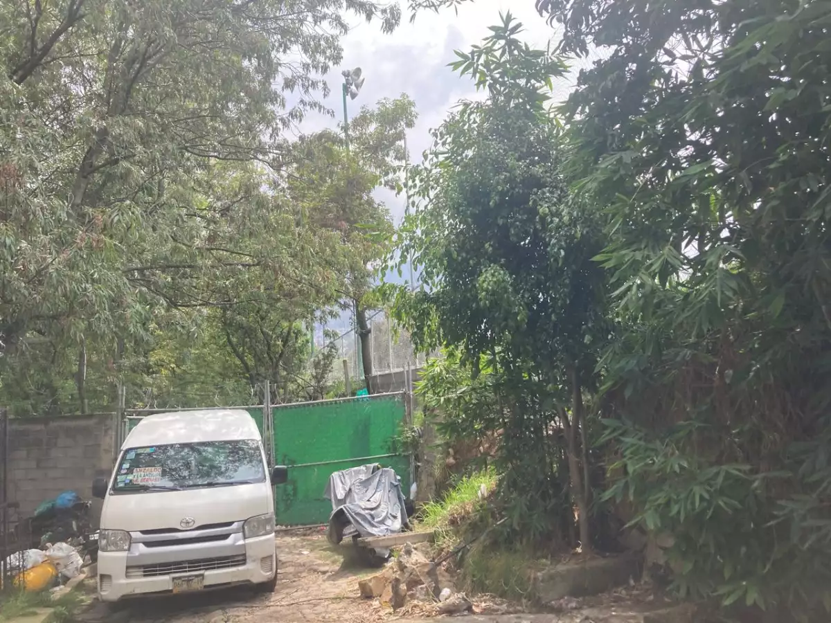 Donde marca la dirección de la Universidad Benito Juárez hay un estacionamiento para microbuses.