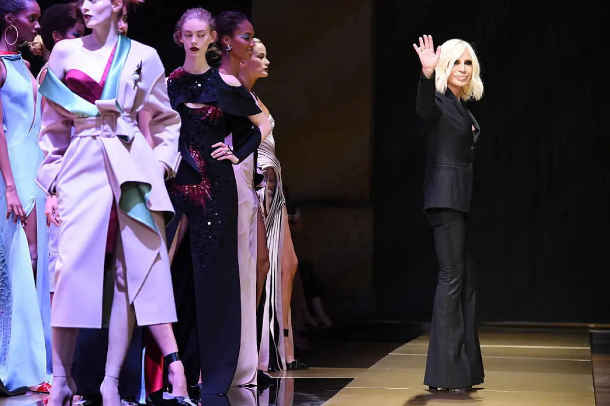 Atelier Versace : Runway - Paris Fashion Week - Haute Couture Fall/Winter 2016-2017