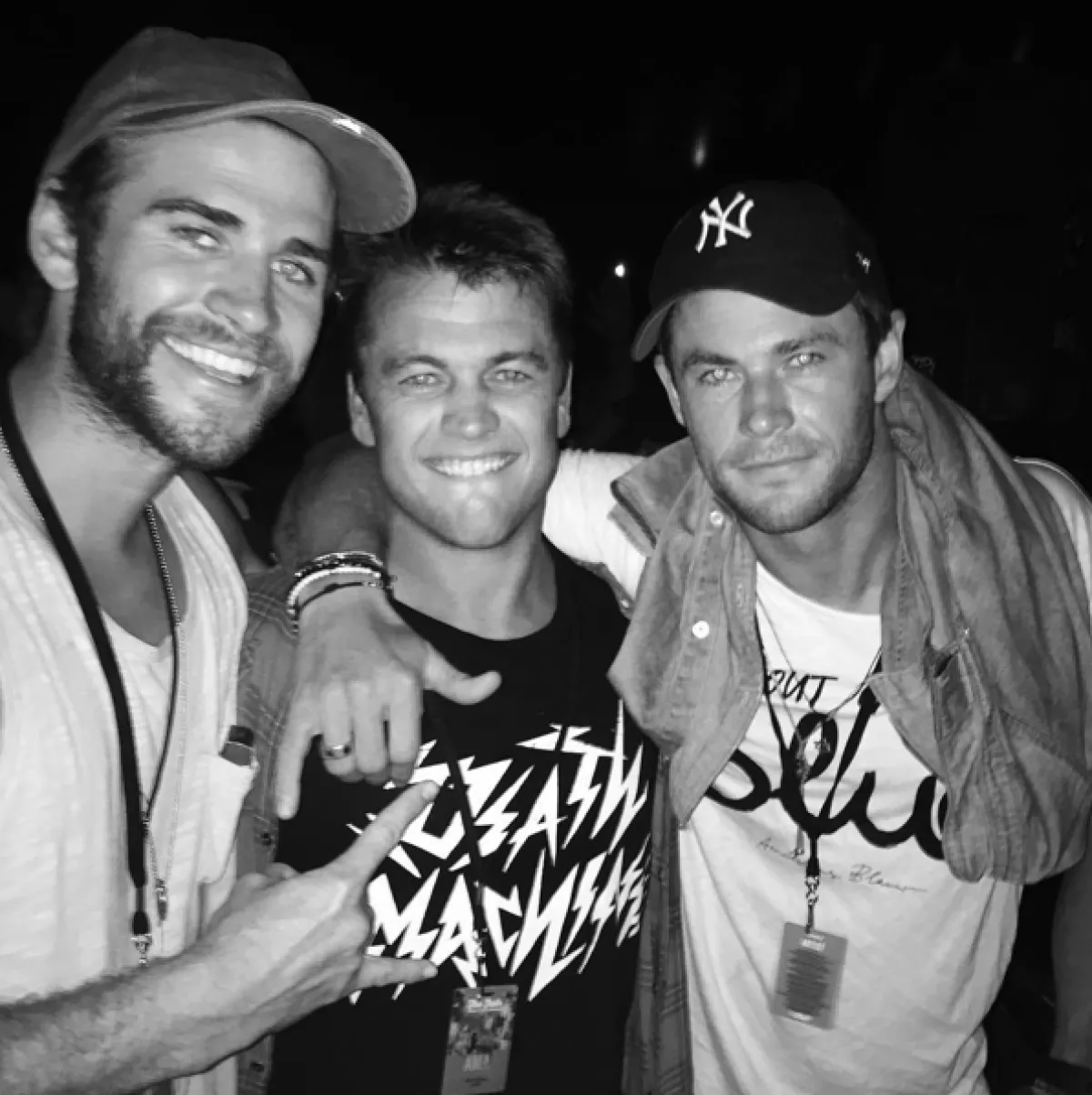 La familia Hemsworth recibió el 2016 en un festival de música, del que compartieron varias fotografías en sus redes sociales.