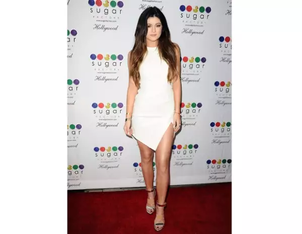 Kylie Jenner usando un vestido con corte asimétrico de seda Givenchy.