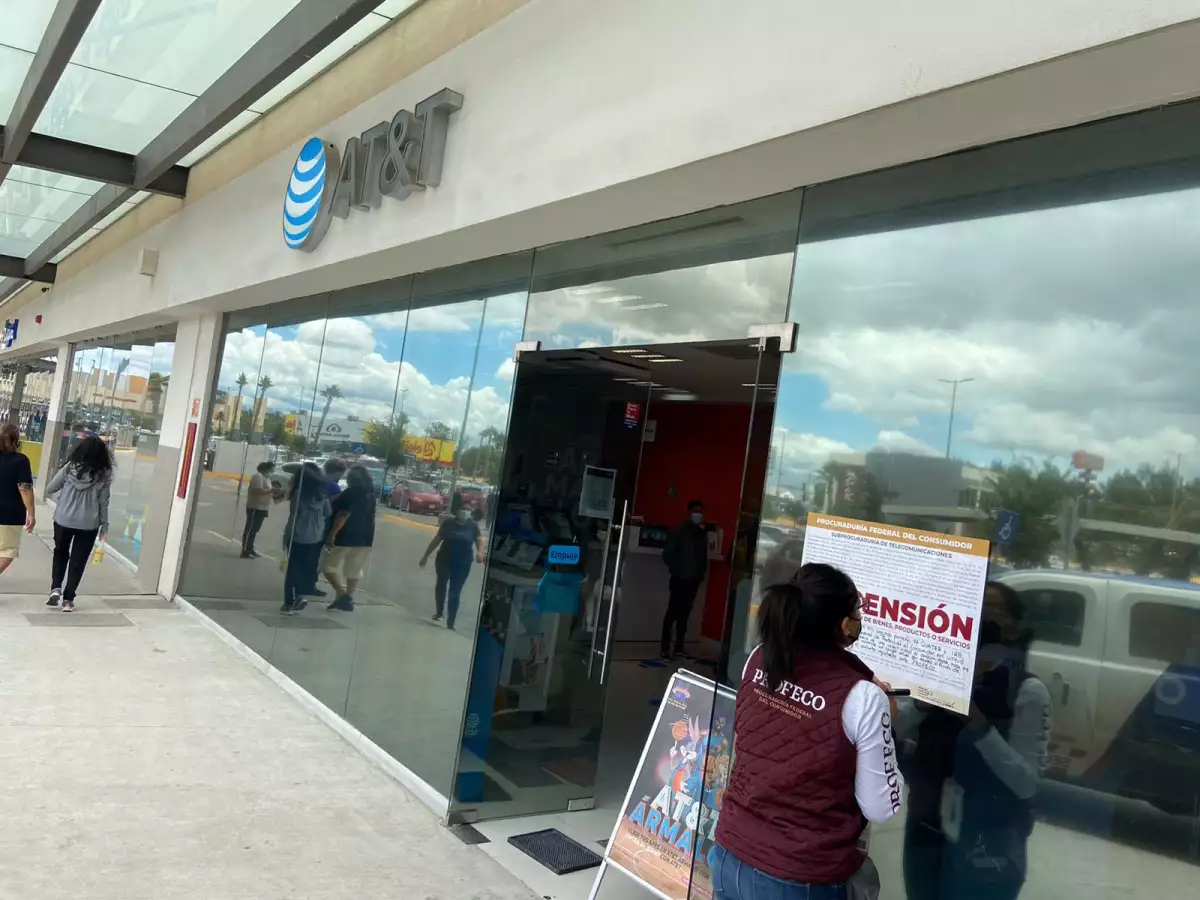 La suspensión se dio tras detectar que el contrato de pospago registrado ante ellos difería del entregado a los clientes, señala la Profeco.