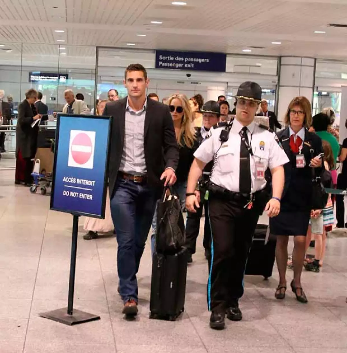 Desde hace varias semanas se ha visto a este hombre resguardar a la actriz.