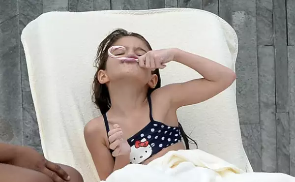 Contrario a otras ocasiones al parecer el sol de Miami hizo sentir muy bien a Suri quien presumió un bikini de Hello Kitty.