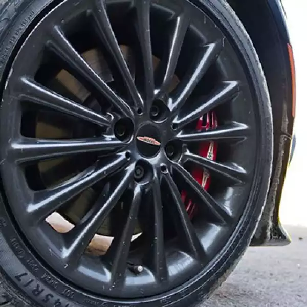 El sistema de frenos también resalta a la vista, ya que los detalles de las molduras han sido pintados de rojo y los rines de 17 pulgadas que calza este MINI son negro mate.