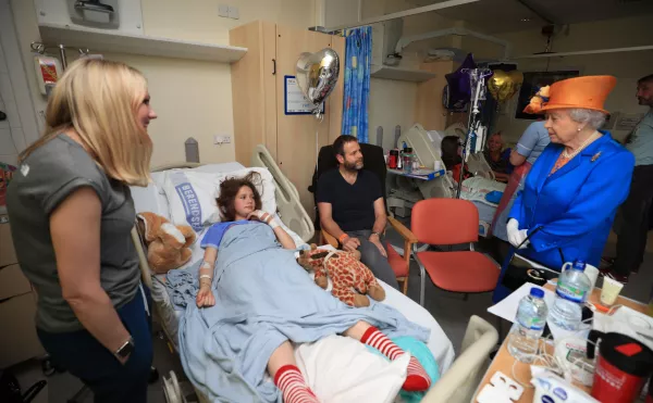 la reina isabel ii en el hospital 2