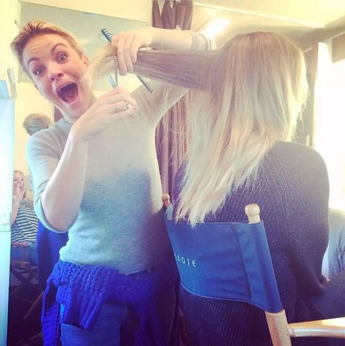 La protagonista de "The Big Bang Theory" cortó drásticamente su pelo cayendo así en la fiebre de famosas que han dicho adiós a las largas cabelleras.