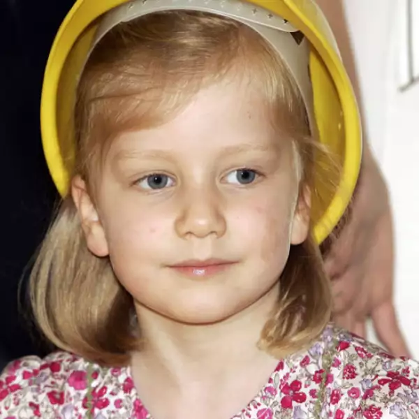 No pueden viajar en el mismo avión a fin de garantizar la continuidad de la corona en caso de un accidente.