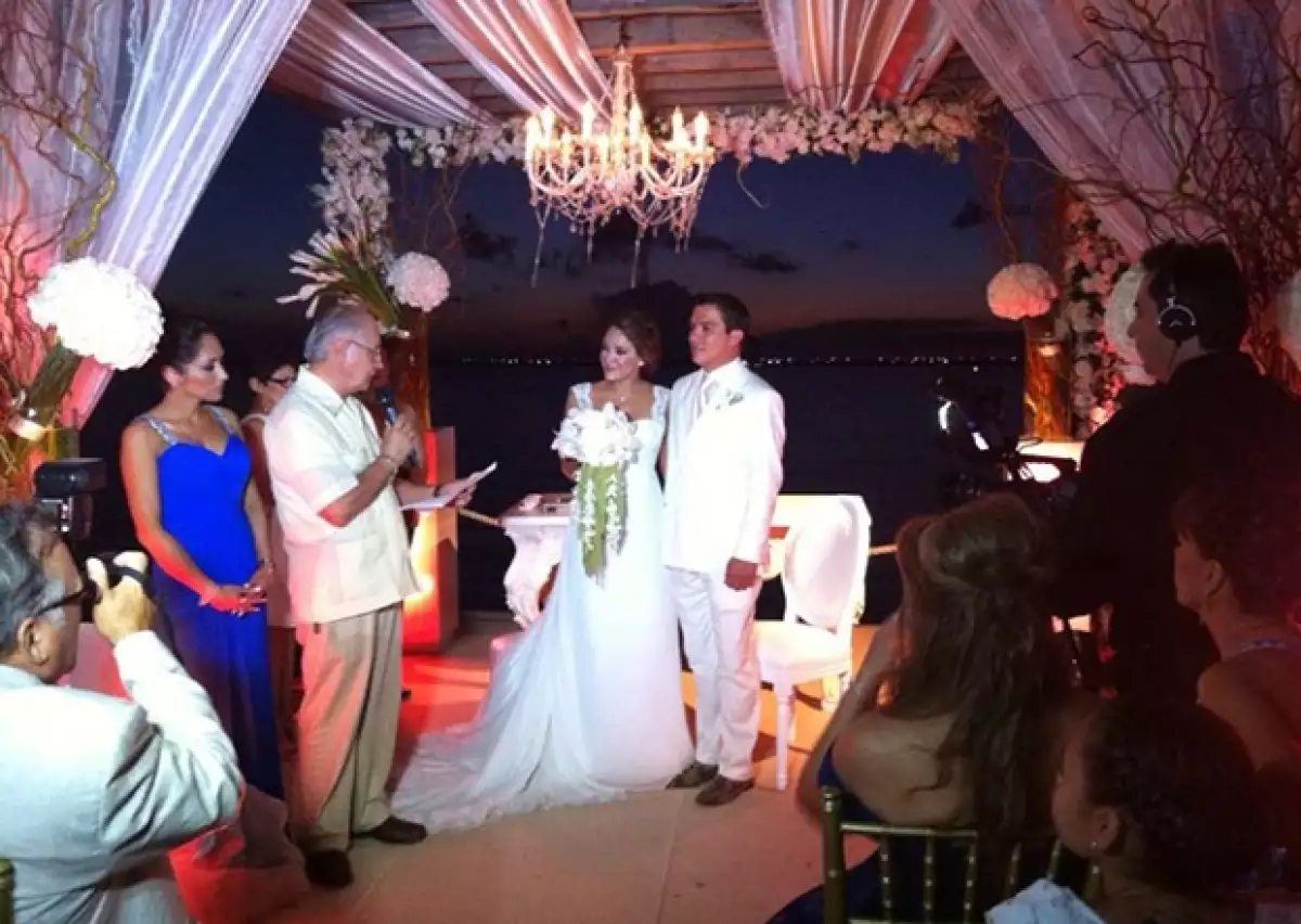 Acompañaron a la pareja alrededor de 200 invitados, a una recepción que durará hasta la madrugada.