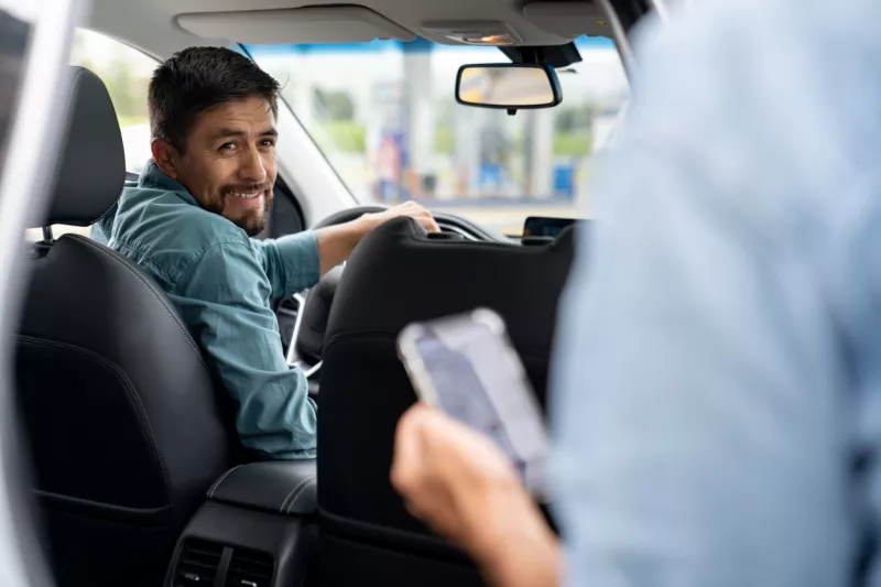 Turistas ya pueden agendar viajes por Uber en el Aeropuerto de Cancún