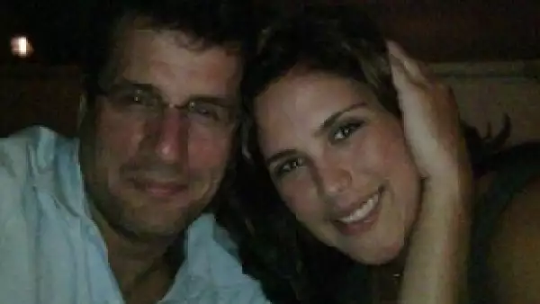 La entrega del anillo tuvo lugar en el café Romeo de la ciudad de Miami, donde festejaba su cumpleaños 35, cuando entró el mariachi y su novio Otto Padrón le entregó una caja grande.