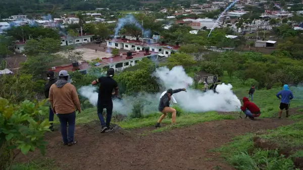 Habitantes lanzaron cuetones y piedras al cuartel militar de Aguililla, Michoacán