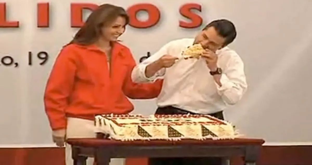 Peña Nieto le dio la tradicional mordida al pastel, que por cierto tenía la leyenda de 500 compromisos.