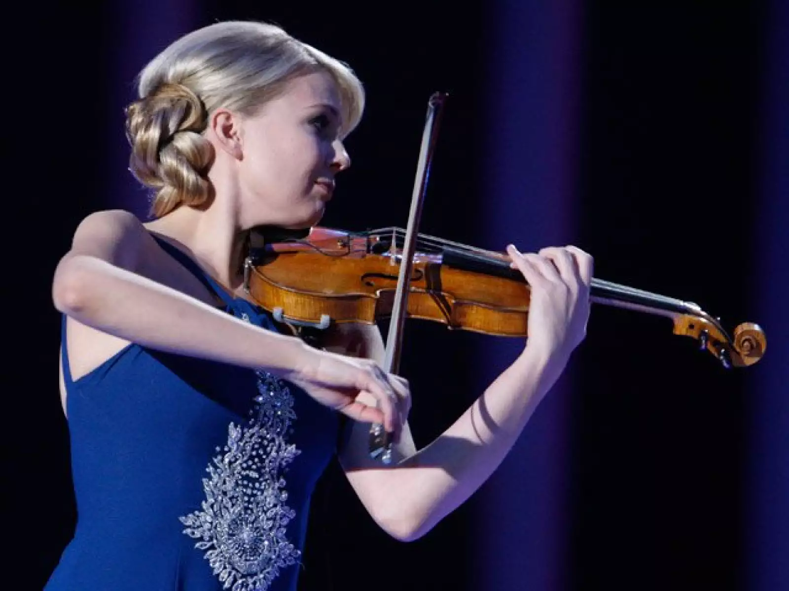 La artista finlandesa Elina Vahala encantó a los presentes con el sonido de su violín.