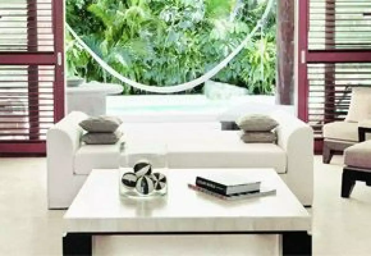 Sus suites tienen una decoración fresca que deja el protagonismo a las increíbles vistas.