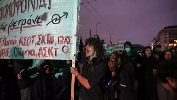 Un manifestante grita consignas durante una manifestación frente al edificio del parlamento, después de un choque en el que dos trenes chocaron cerca de la ciudad de Larissa, en Atenas, Grecia, el 2 de marzo de 2023.