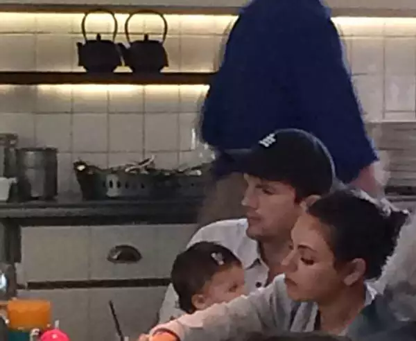 Los recién casados han hecho distintas paradas en restaurantes, en donde Wyatt ha hecho de las suyas pero ambos se muestran muy pacientes con su bebé de nueve meses.