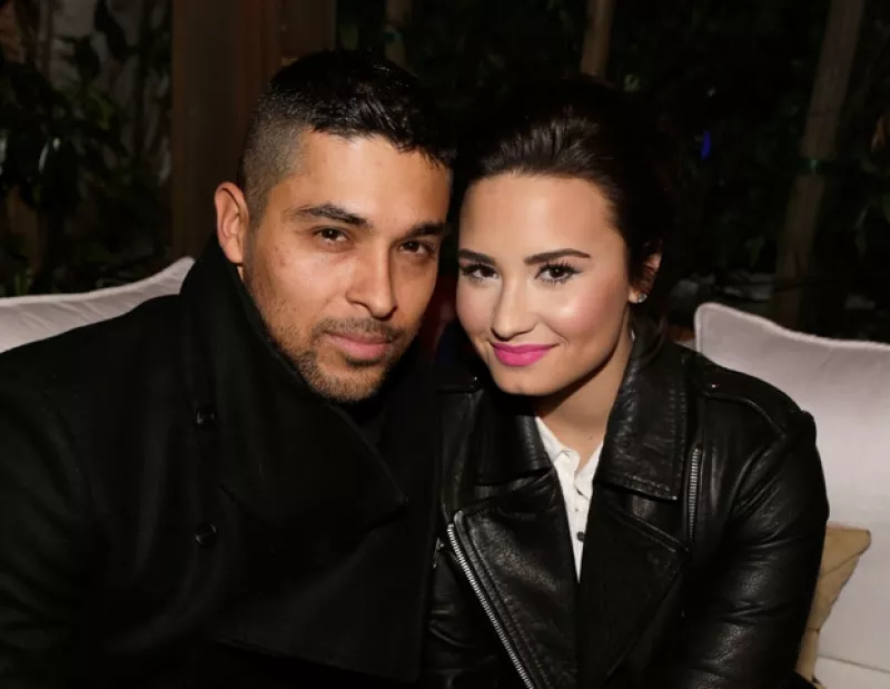 La pareja fue captada cenando en un restaurante de Los Ángeles, donde las muestras de afecto no faltaron.