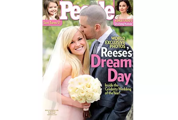 Reese usó un vestido color blush en su boda con Jim Toth.