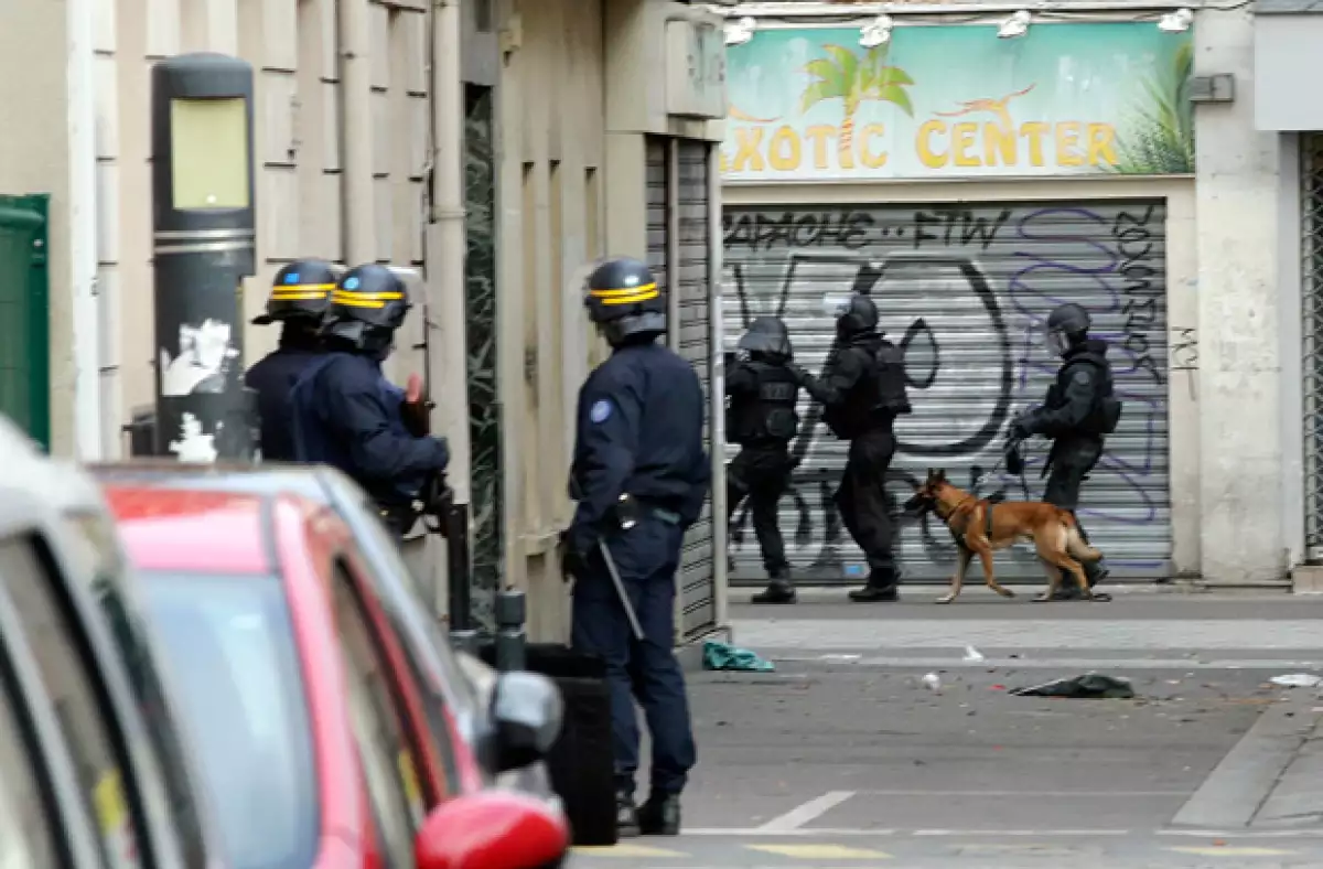 La perra murió cuando una mujer, que perseguía la policía francesa, detonó un chaleco con explosivos que estaba vistiendo.