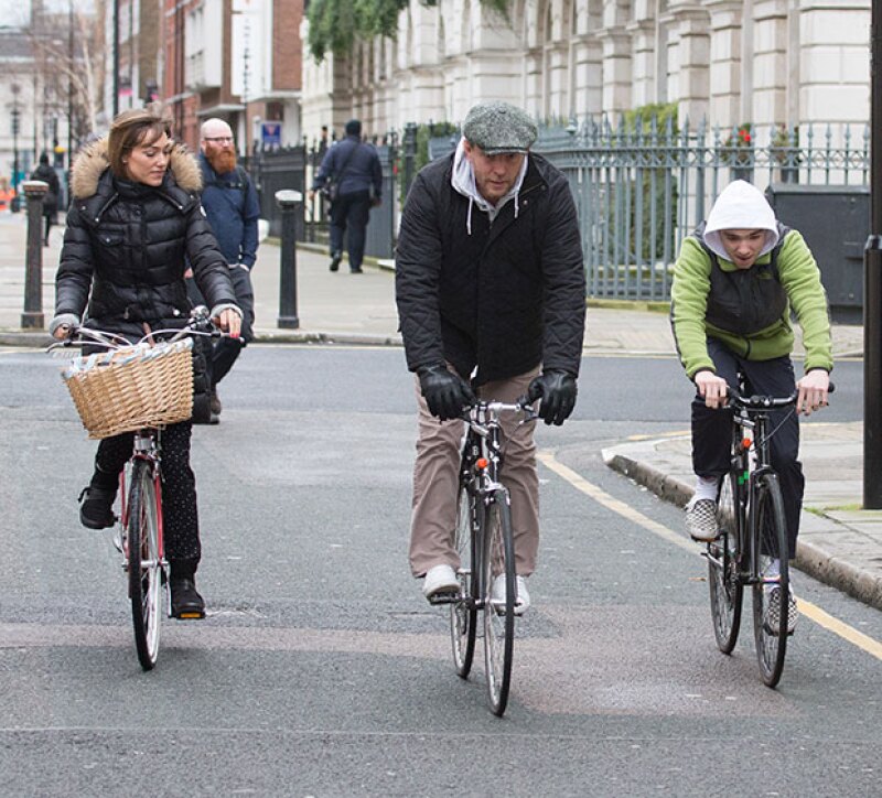 Jacqui, Guy y Rocco salieron a dar un paseo en bicicleta.