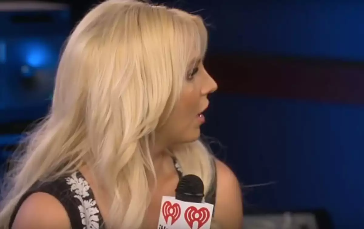 La cantante incluso voltea a ver a sus dos lados.