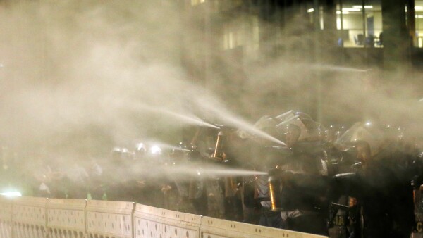 Policías brasileños utilizaron gas lacrimógeno durante las manifestaciones que se dieron tras la separación de Rousseff de la presidencia.