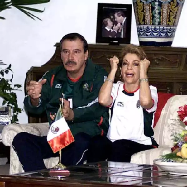 El ex presidente y su esposa se veían bastante nerviosos cuando la selección mexicana de futbol se enfrentaba a Estados Unidos en el Mundial de Korea 2002. México fue eliminado 2-0.