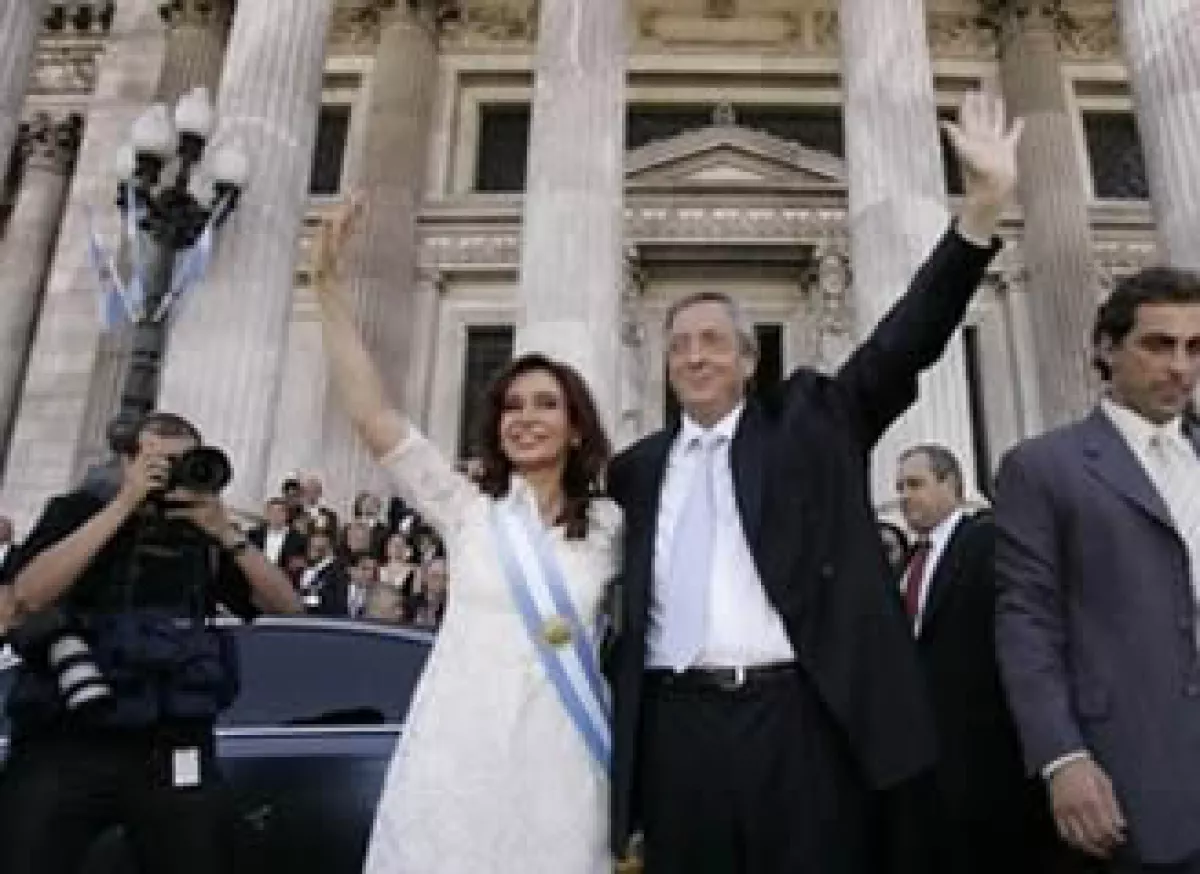 A la muerte del ex presidente Juan Domingo Perón, su esposa, Isabel no pudo lidiar con el poder. En la imagen, Néstor Kirchner y Cristina Fernández. (Foto: AP)