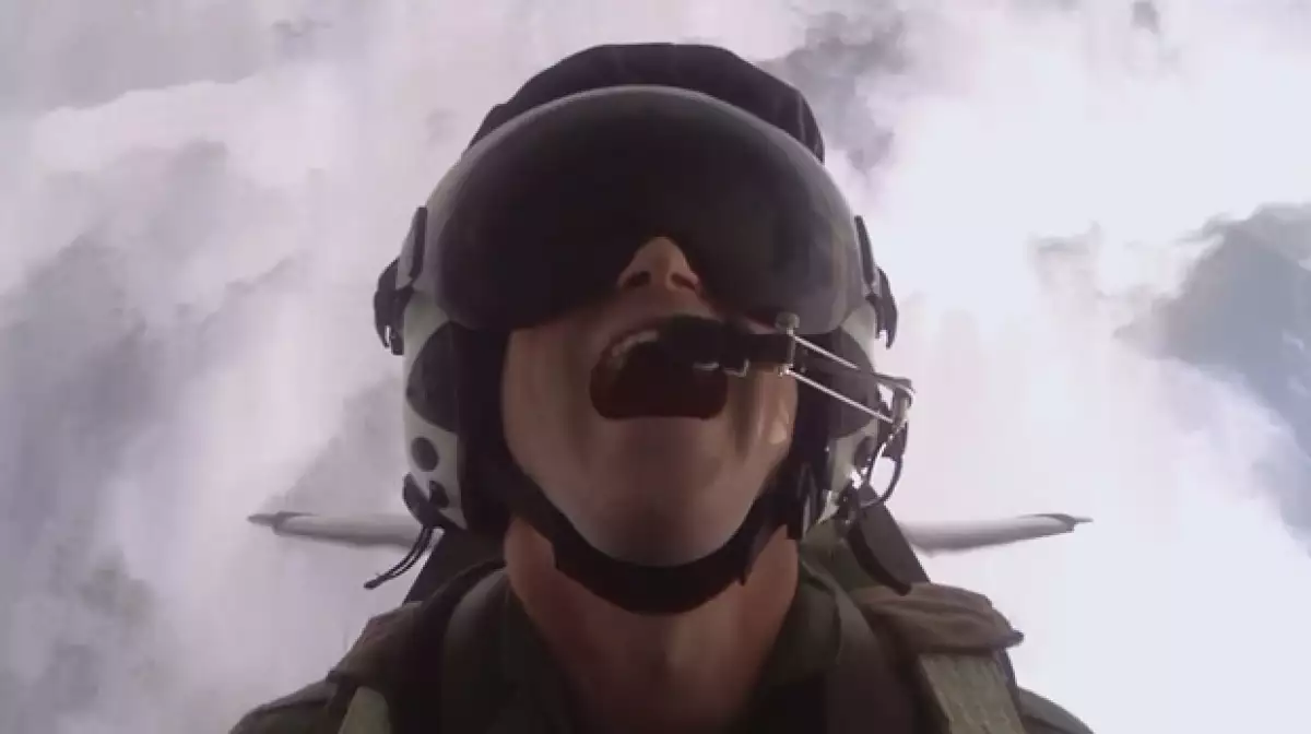 El hijo de Lady Di venció los nervios de volar un avión de la Segunda Guerra Mundial para ayudar a difundir un proyecto de reinclusión de veteranos o heridos de guerra a actividades militares.