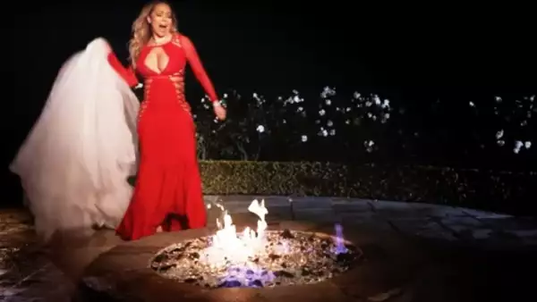 Mariah Carey quemando su vestido de novia.