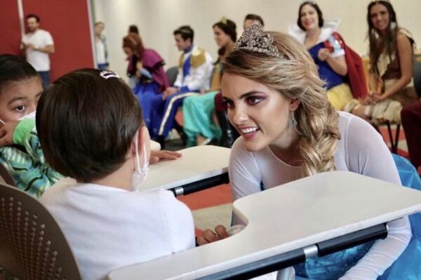 Tania Palacios Kuri se viste de Elsa 3.jpg